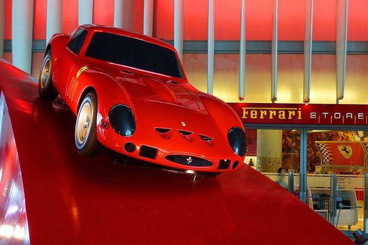 La ville d'Abu Dhabi met en lumière le Tour et Ferrari World avec les transports