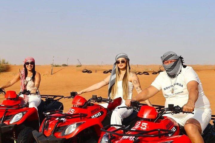 Safari désert VIP à Dubaï avec QuadBike, balade en chameau et dîner BBQ