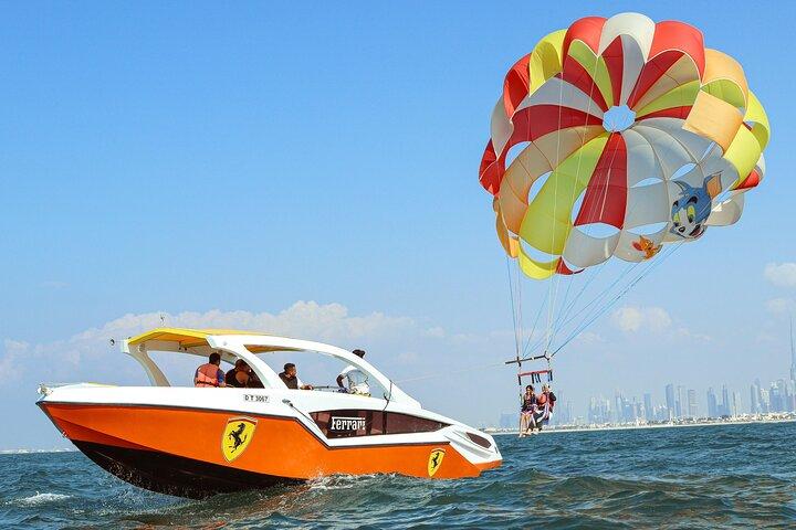 Parachutisme ascensionnel sur les merveilles de Dubaï