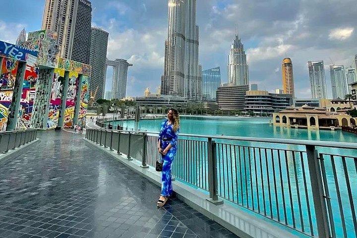 Vue du coucher de soleil au sommet du Burj Khalifa à Dubaï avec spectacle de fontaines