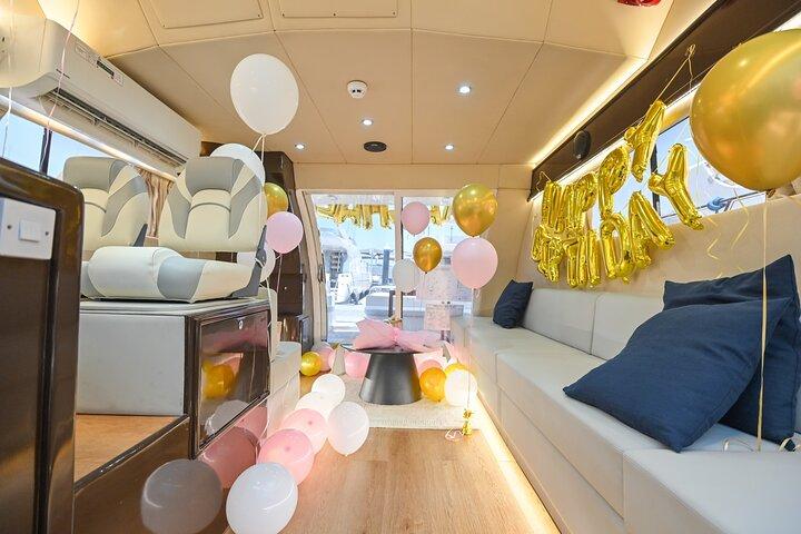 Célébration d'anniversaire sur un yacht à Dubaï