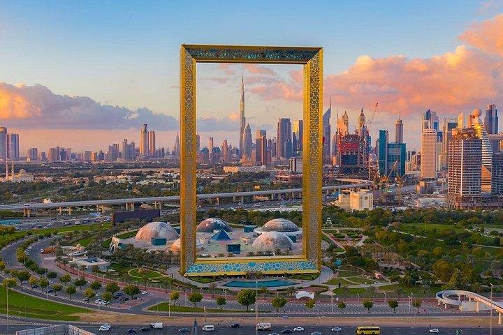 Billet de cadre Dubaï avec pont de verre et vues à 360° sur la ville