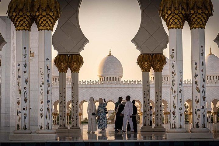 Abu Dhabi Aladdin Aventure avec Etihad Tower et Qasr Al Watn