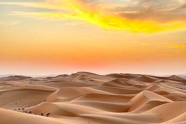 Safari dans le désert au coucher du soleil de Liwa dans le quartier vide – le joyau caché des Émirats arabes unis