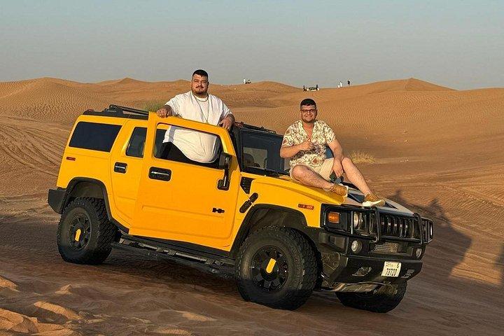 Partager Hummer H2 Desert Safari avec BBQ Dinner Buffet