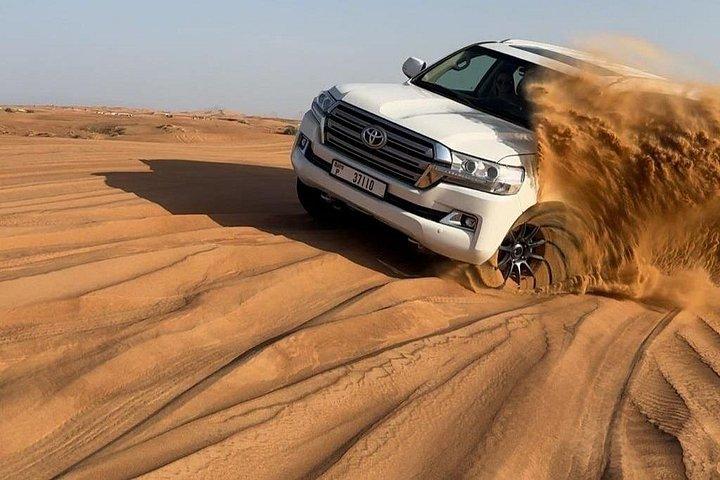 Excursion d'une demi-journée dans le désert de Dubaï : Balade en chameau, en quad