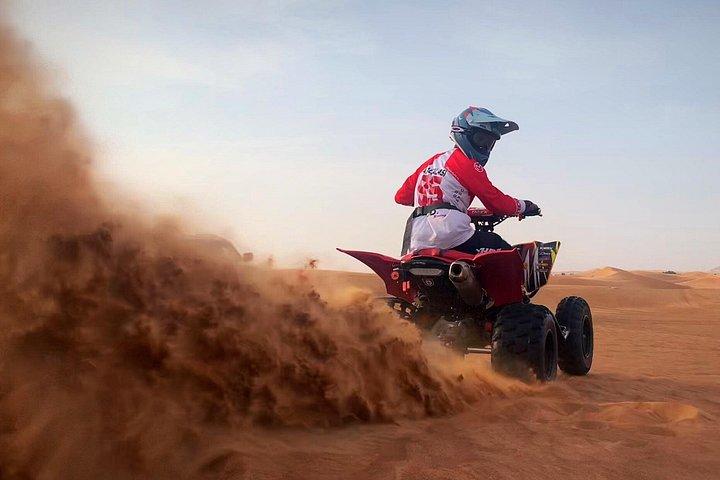 Soirée safari dans les dunes rouges avec balade en quad, dîner-barbecue, balade à dos de chameau