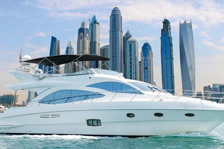 Croisière privée en yacht à Dubaï avec gâteau et ballons