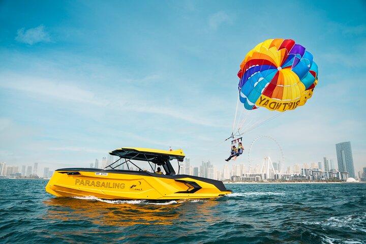 Parachutisme ascensionnel à dubai avec plage jbr et palm jumeria