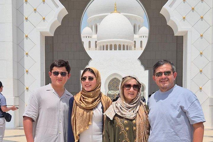 Excursion privée d'une demi-journée à Abu Dhabi Aladin: Souks, Mosquée, & Ferrari