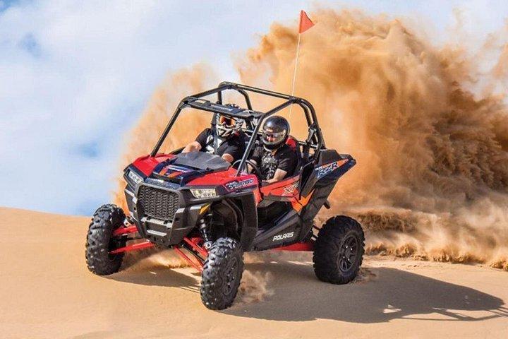 Tour en buggy Polaris 2 places Dubaï avec transport pendant 1 heure