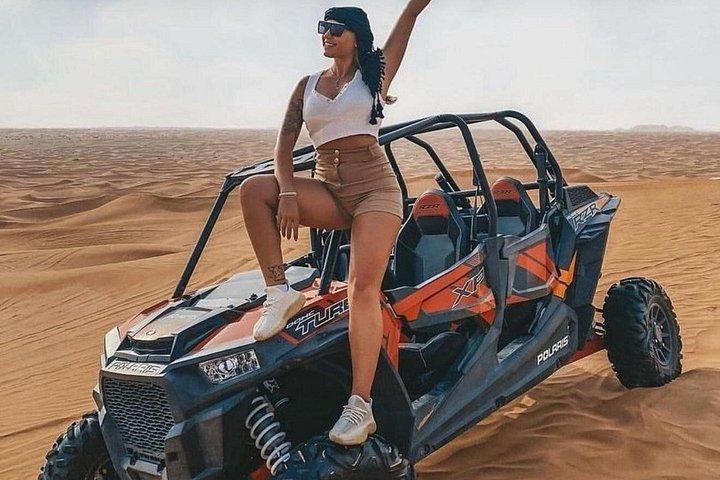 Tour en buggy Polaris 4 places Dubaï avec transport pendant 1 heure