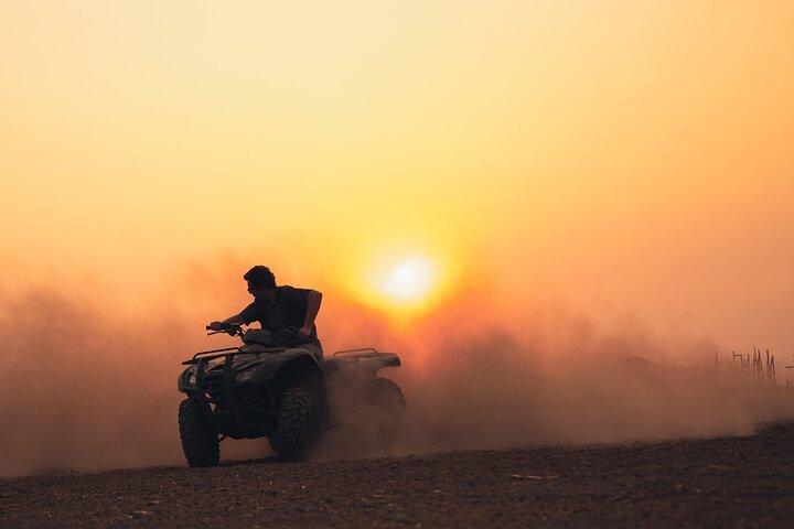 Safari en quad à Dubaï avec balade à dos de chameau et arrêt photo pittoresque sur les dunes