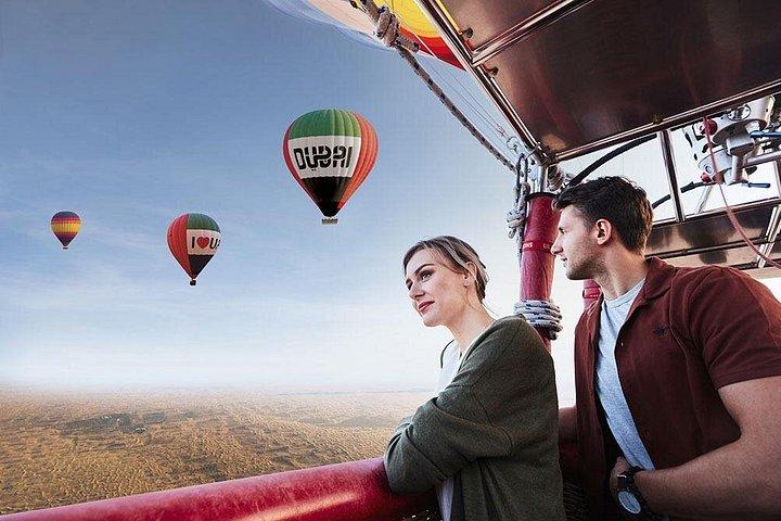 Vol de luxe en montgolfière avec Petit-déjeuner et fauconnerie dans le désert