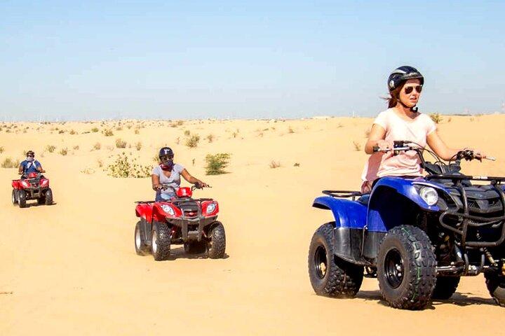 Excursion en quad avec chameau et sable à bord Abu Dhabi