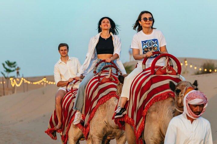 Safari matinal dans le désert à Dubaï avec le lever du soleil