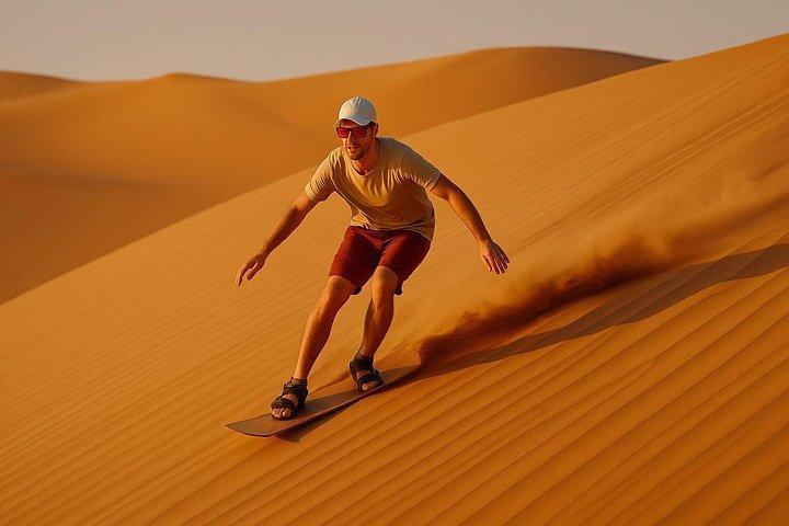 Glissez sur les dunes — plaisir de planche à sable du désert pour tout le monde.