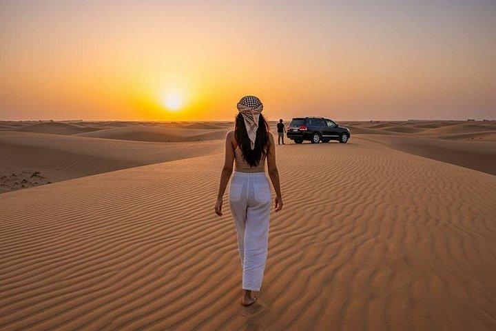 Dubaï Sunset Desert Safari, planche à sable et chameaux avec transferts