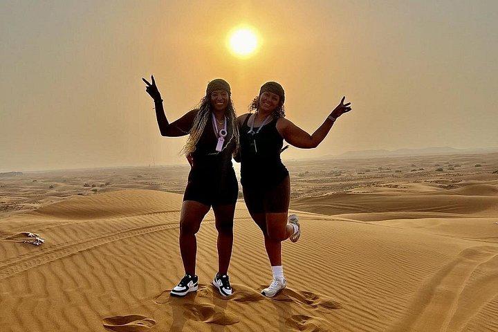 Safari dans le désert de Dubaï avec photoshoot au coucher du soleil, dîner barbecue, chameau