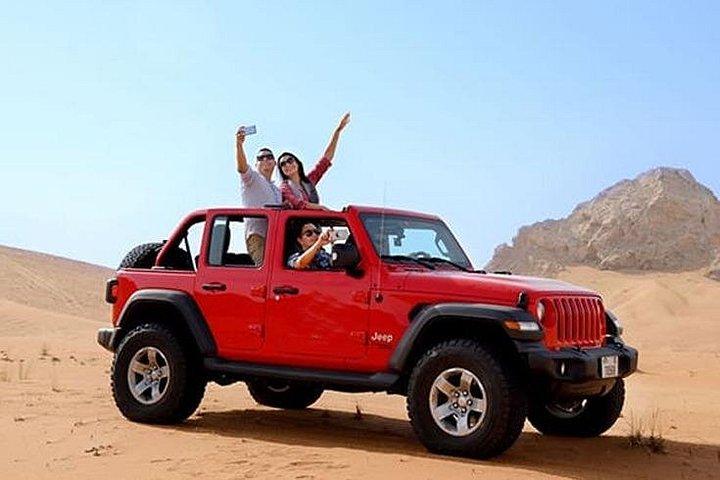 Coucher de soleil privé de safari de jeep de Wrangler, dîner de barbecue de promenade de chameau