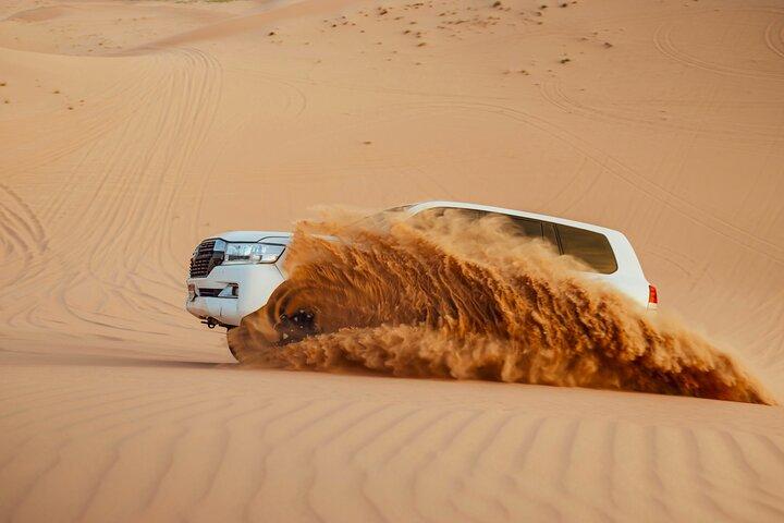 Safari dans le désert en soirée à Abu Dhabi, promenade à dos de chameau, spectacles et dîner barbecue