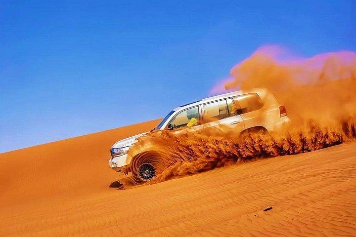 “Safari privé dans le désert de Dubaï – Dune Bashing, promenade à dos de chameau et barbecue”