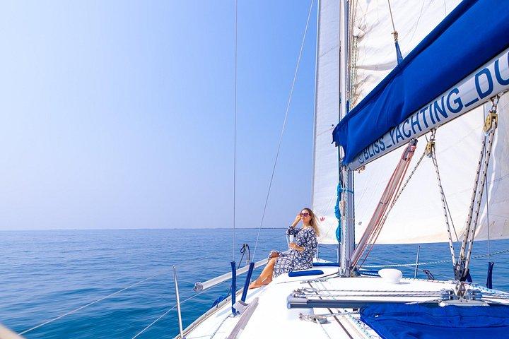 Croisière privée à voile de 3 heures à Dubaï avec baignade et SUP