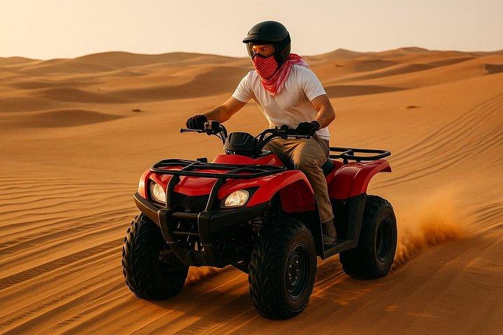 Aventure en quad haute puissance à travers le désert ouvert.