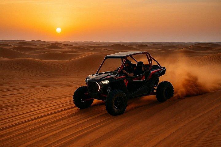 Libérez votre côté sauvage — conduisez votre quad sur des dunes rouges.