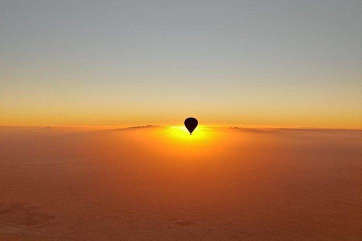 Safari dans le désert à Dubaï et balade en montgolfière au lever du soleil