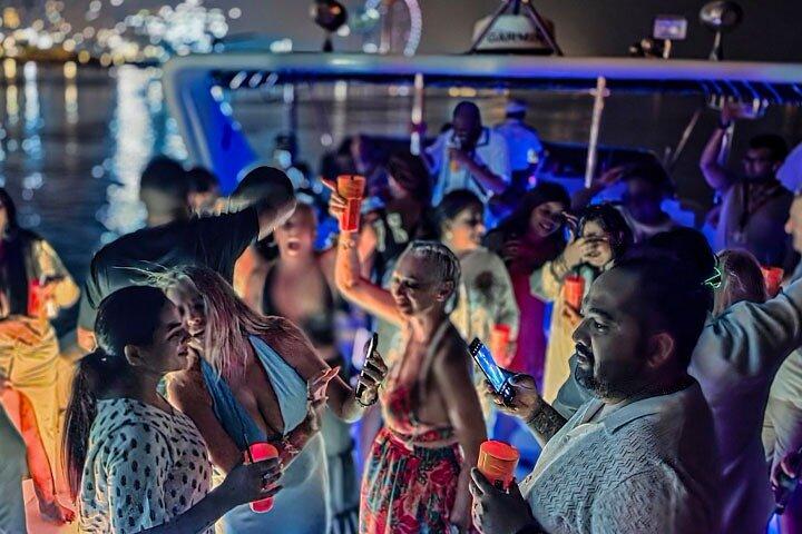 Dubaï Marina Yacht Party de luxe avec barbecue, Open Bar et Live DJ