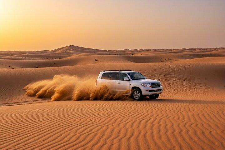 Safari dans le désert de Dubaï avec dîner et spectacles en chameau en quad
