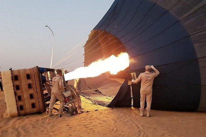 Montgolfière avec Petit-déjeuner gastronomique et Falcon Show