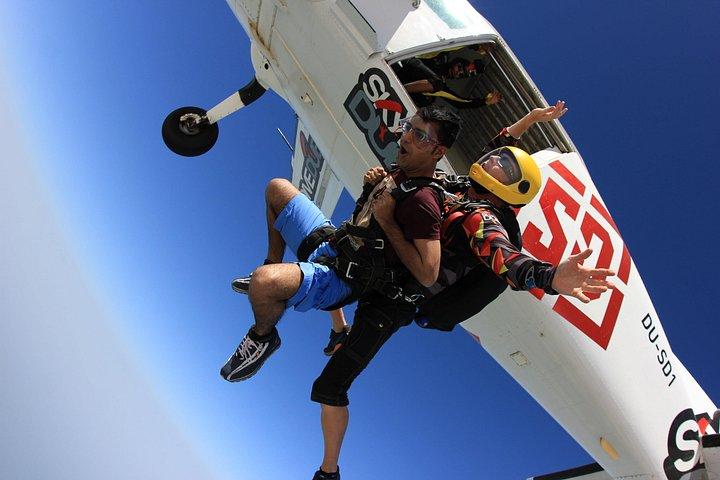 Expérience de chute libre en tandem dans le désert de Dubaï avec transferts