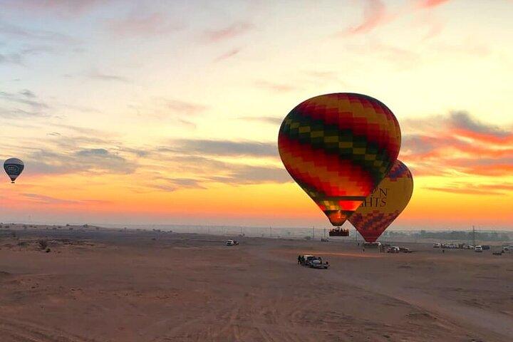 Montgolfière au-dessus du désert de Dubaï avec transferts à l'hôtel