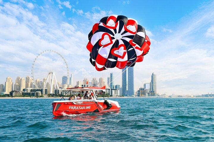 Red-heart-parasailing-parachute-Dubai Jbr