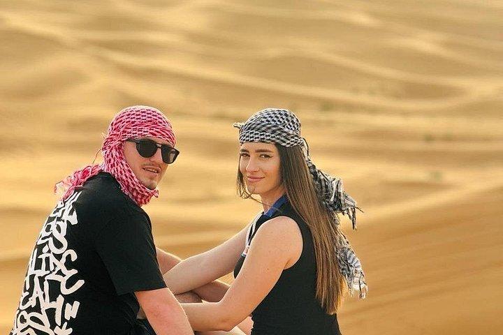 Excursion en soirée dans le désert de Dubaï avec balade à dos de chameau et dîner barbecue