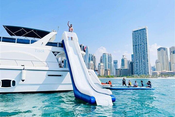 Croisière en yacht avec toboggans aquatiques illimités et barbecue à bord