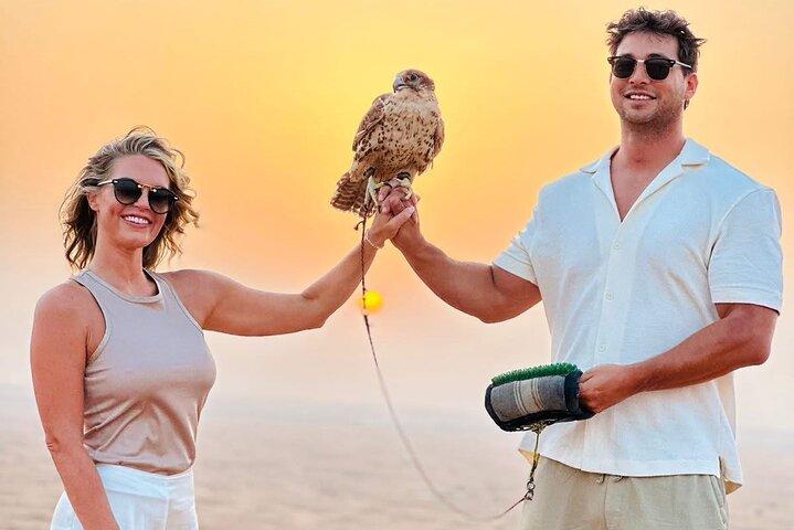 Photo de couple avec faucon