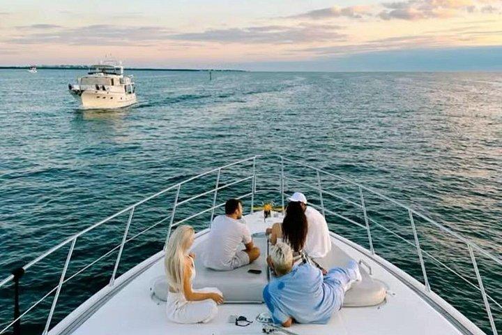 Dubai Private Yacht Charter avec musique et transfert à l'hôtel
