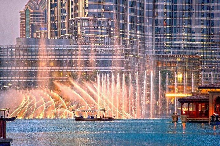 Montrer la fontaine de Dubaï Balade au lac sur l'Abra traditionnel