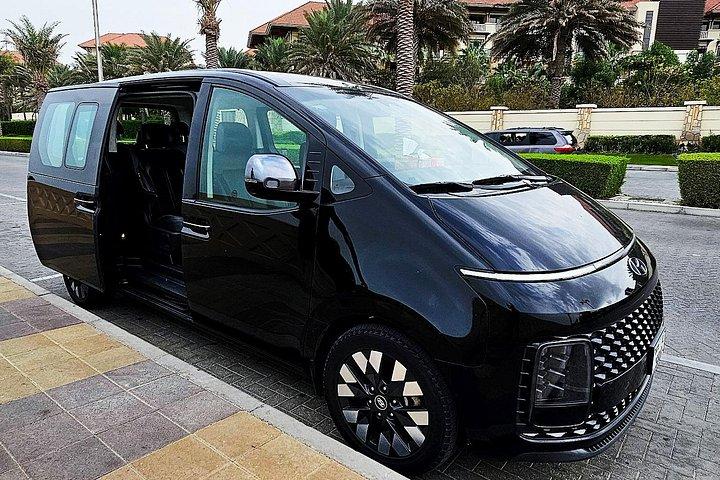 Véhicule privé pour une journée complète avec chauffeur à Dubaï jusqu'à 9 heures