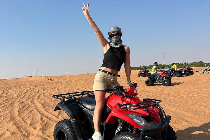 Safari dans le désert de Dubaï avec quad VTT Dîner barbecue Camp VIP Spectacles