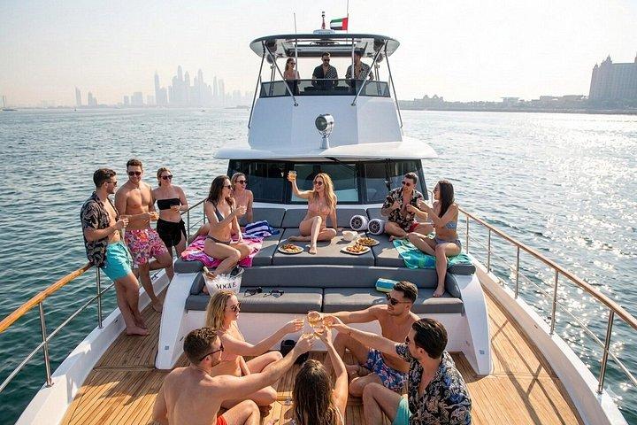 Dubaï Private Yacht Croisière en bateau avec boissons gazeuses et jus de fruits
