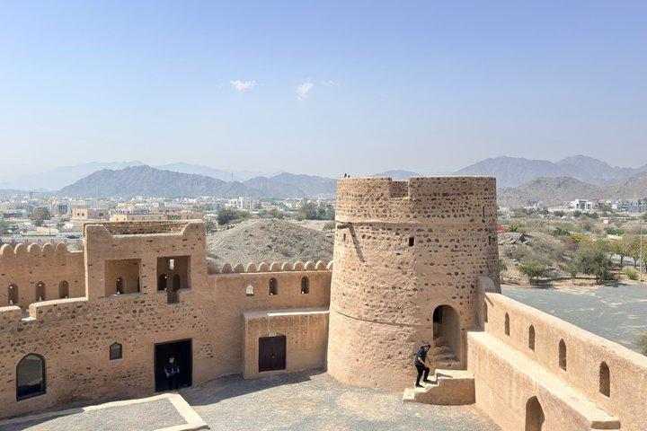 Excursion sur la côte est de Fujairah au départ de Dubaï avec le fort et la plage de la mosquée