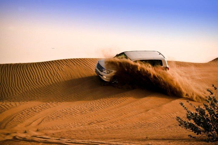 Safari dans les dunes rouges de Dubaï, dune bashing, balade à dos de chameau, sandboard et barbecue