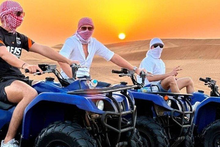 Safari VIP dans le désert avec quad, balade à dos de chameau, planche à sable et barbecue