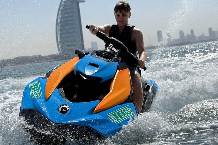 Aventure en Sea-Doo Spark à Dubaï avec vue sur Burj Al Arab
