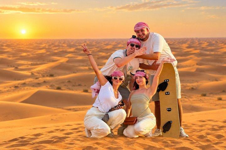 Safari dans les dunes rouges de Dubaï avec balade en chameau, dîner barbecue et spectacle en direct