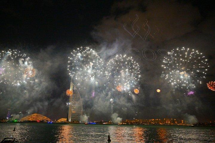 Fête sur yacht partagée pour le réveillon du Nouvel An à Dubaï, familiale et conviviale
